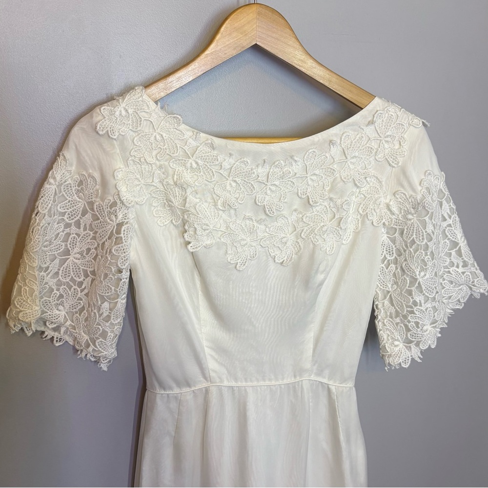 Vintage 1966 Handmade Lace Detail Wedding Dress with Detachable Bow Train Sz XS - Picture 4 of 10